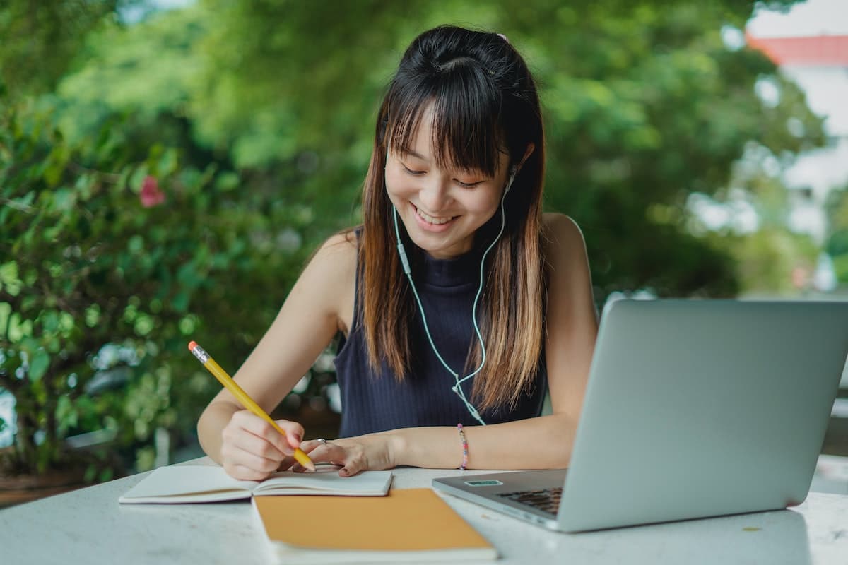 student learning one-to-one online